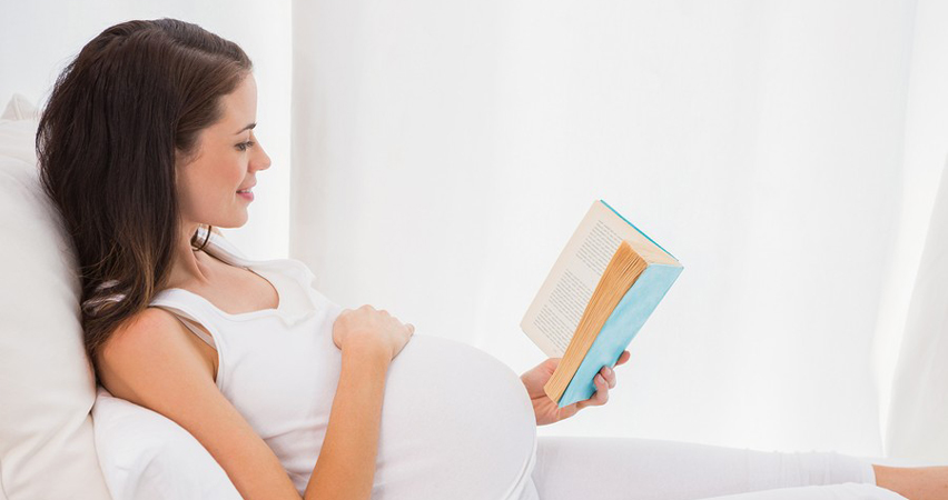 беременная читает книгу.jpg