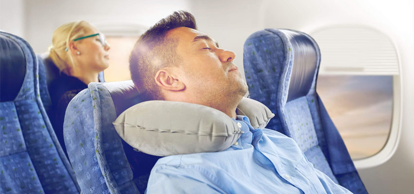 спит в самолете на подушке.jpg