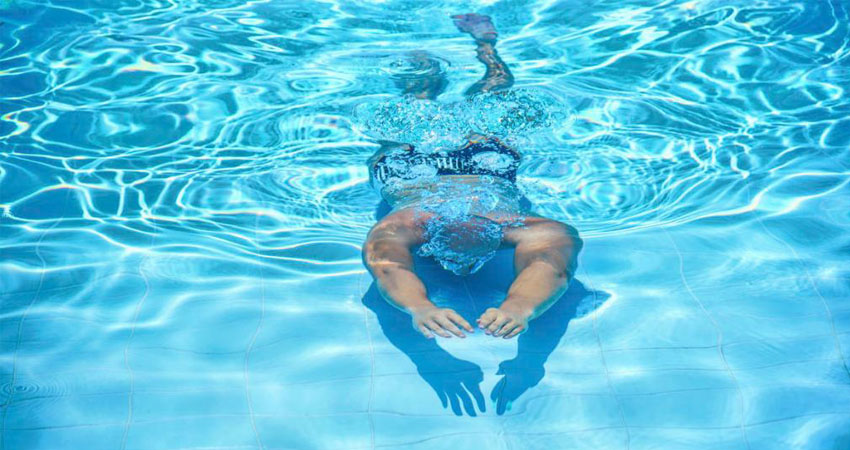 человек плавает в бассейне.jpg