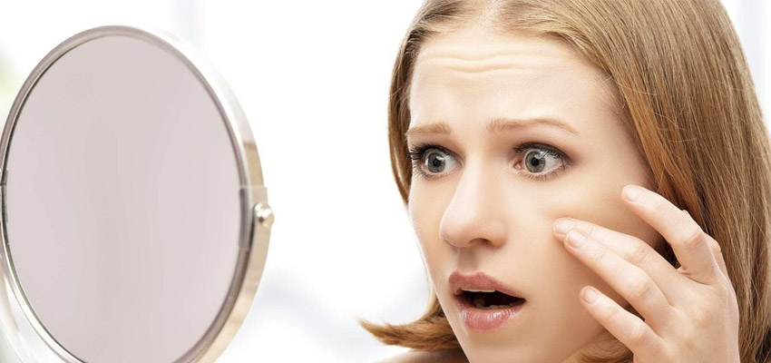девушка смотрит в увеличительное зеркало.jpg
