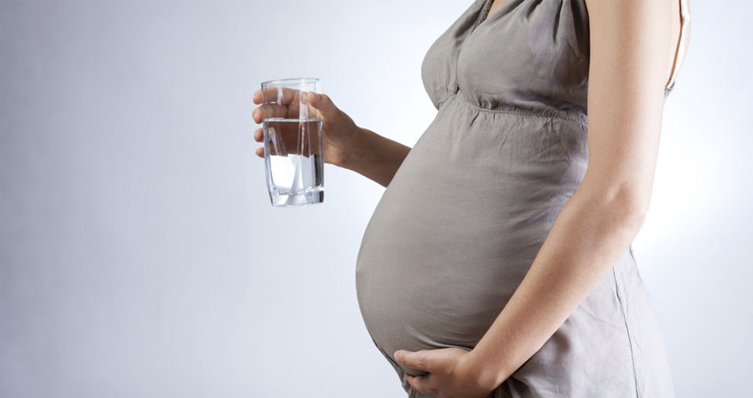 беременная пьёт воду.jpg