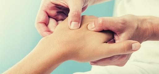 Артрит пальцев рук: симптомы и лечение 